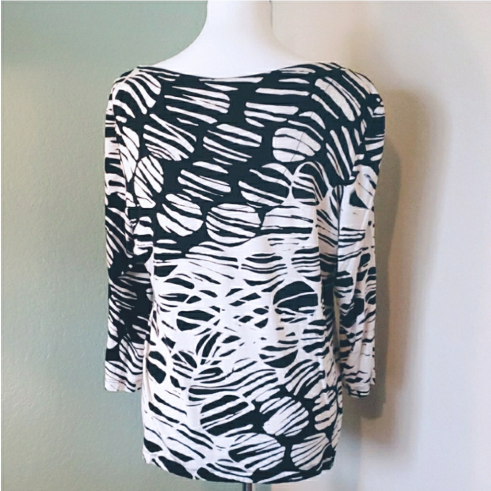 Chico's Black and White Geometric pattern Top - Picture 2 of 3